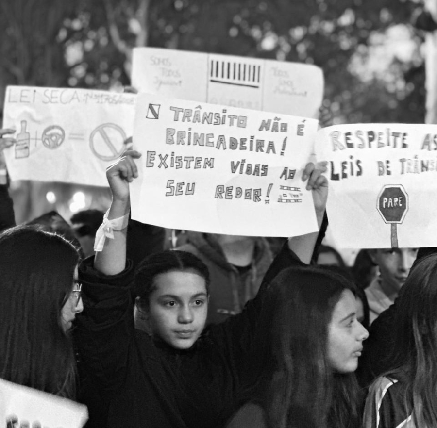 Ato realizado por colegas e professores relembrou aluno e cobrou mais segurança no trânsito